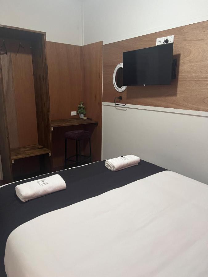 Gin Gin Budget Accommodation Экстерьер фото