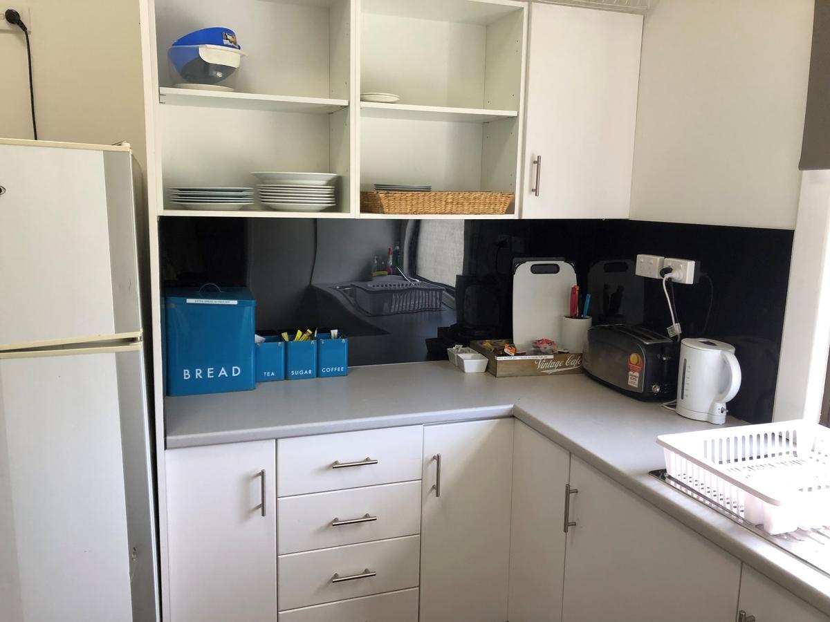 Gin Gin Budget Accommodation Экстерьер фото